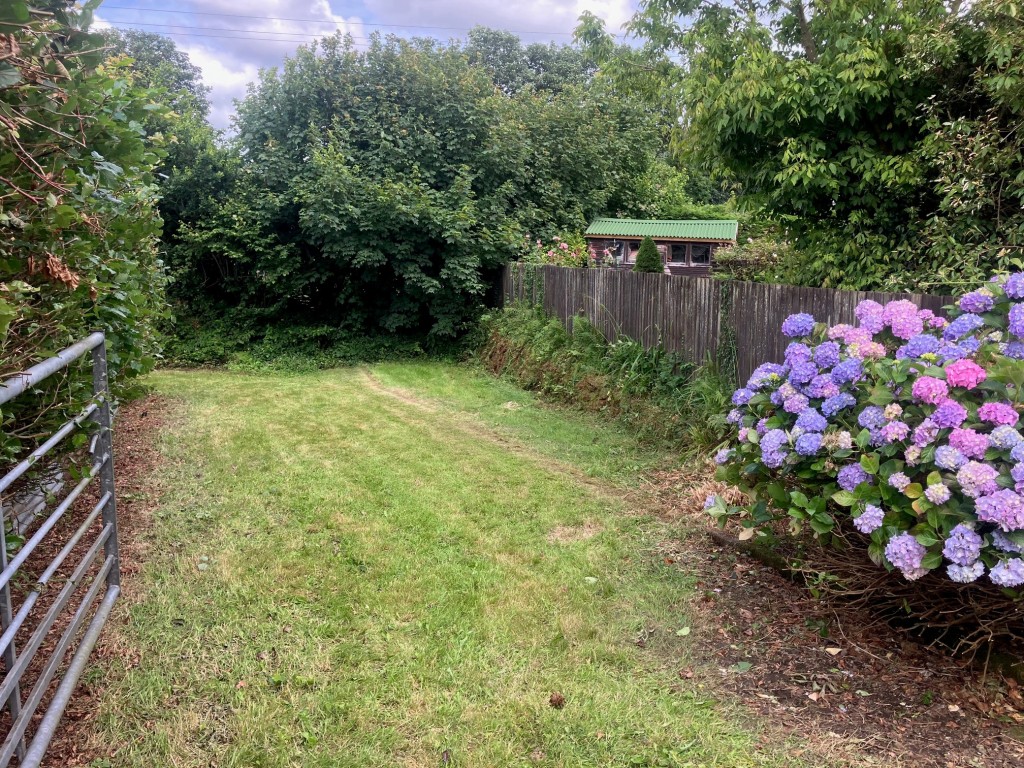 Lot: 31 - LAND WITH OUTLINE PLANNING - Access point